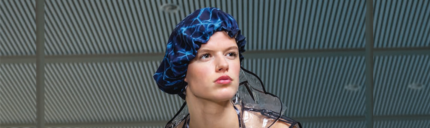 Charlotte bonnet douche noir reflets bleus